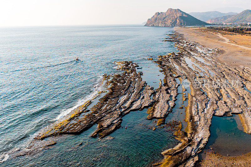 Gazipasa Koru海滩，岩石和海浪